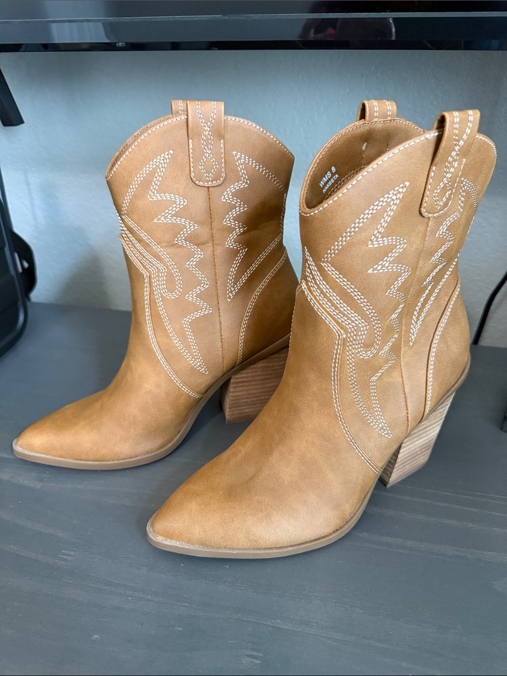DV Dolce Vita Women's Tan Western Ankle Boots size 8 - Picture 3 of 5